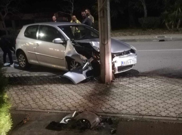 Nesreća u centru Ljubuškog: Golfom se zabio u uličnu rasvjetu