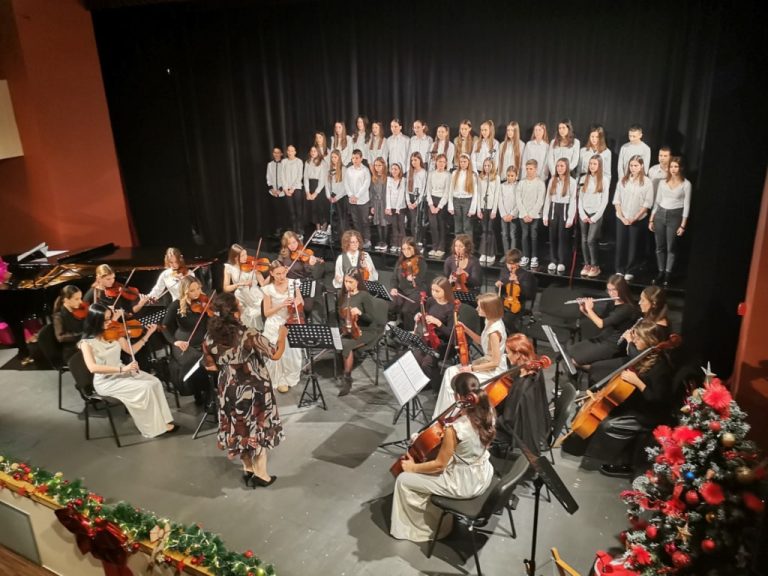 Trebinje: Učenici Muzičke škole priredili tradicionalni novogodišnji koncert