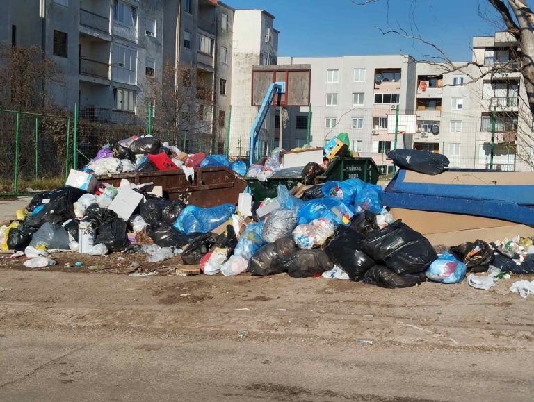 Bileća: Smeće iz pojedinih naselja nije odvezeno i po mjesec dana