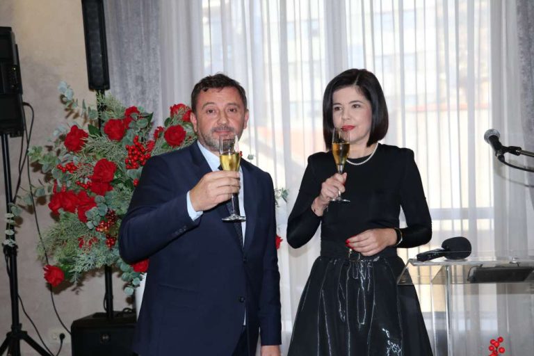 Mostar: Premijerka Buhač i gradonačelnik Kordić organizirali svečani prijem