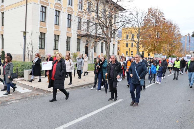 Protestni skup prosvjetara u Mostaru: Povećanje plata od 15% uslov od kojeg ne odustaju  (VIDEO)