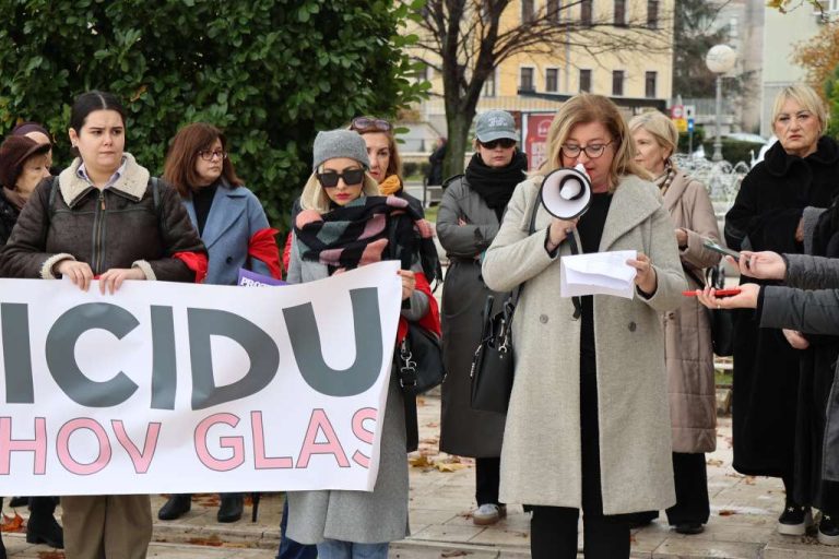 Protest protiv nasilja nad ženama: U posljednjih godinu dana u BiH ubijeno 13 žena (VIDEO)