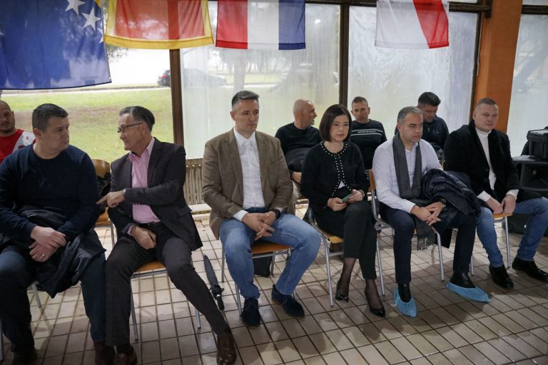 Mostar: Premijerka Buhač otvorila 13. Međunarodni plivački Božićni kup