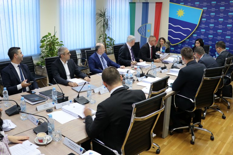 VLADA HNK-A ISPLAĆUJE 1000 KM JEDNOKRATNE POMOĆI SVIM BUDŽETSKIM KORISNICIMA