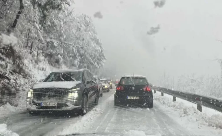 Teški uslovi za vožnju u većem dijelu BiH: Zbog snijega, kiše i vjetra saobraćaj se odvija usporeno