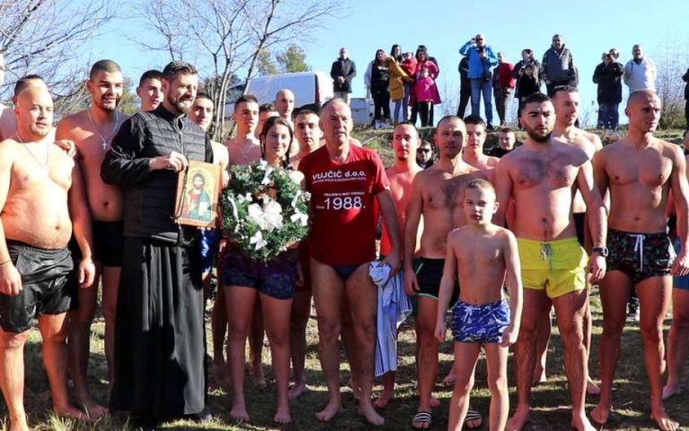 Mostar: Bogojavljensko plivanje za “Časni krst” na rijeci Neretvi