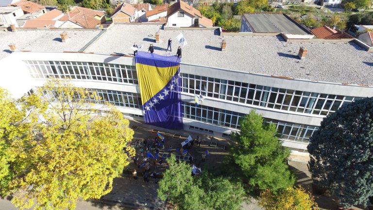 OŠ “Mujaga Komadina”: Zbog sigurnosti djece ulazna vrata škole će biti zaključana za vrijeme nastave