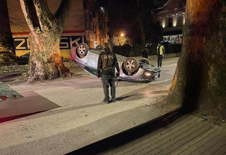 Mostar: Nesreća u centru grada, automobil završio na krovu