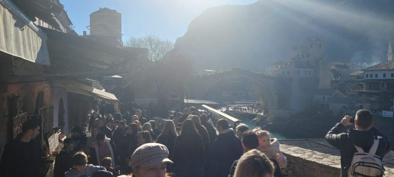 Mostar: Lijepo vrijeme izmamilo brojne šetače na ulice