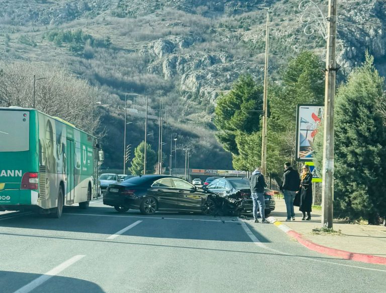 Mostar: Sudar Audija i Mercedesa na Tekiji