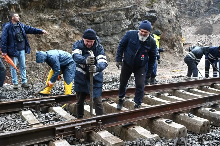 Komadinovo Vrelo: Počelo postavljanje željezničkih pragova i šina (video)
