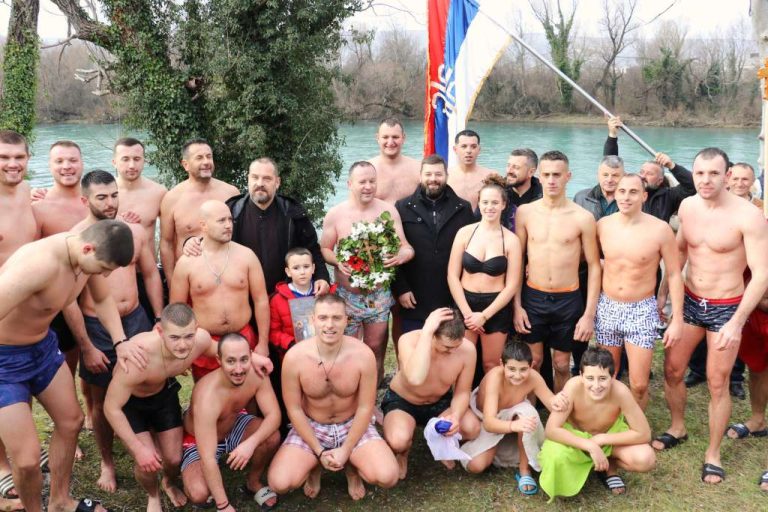 Ortiješ: Obilježeno Bogojavljenje plivanjem za Časni krst u Neretvi