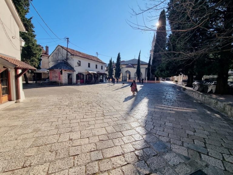 Trebinje: Nastavljeni radovi na popločavanju ulica Starog grada