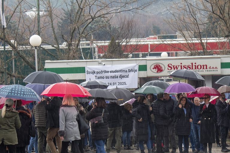 Trebinje: Radnici fabrike “Swisslion” štrajkom stali uz studente Srbije