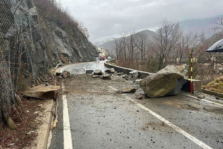 Jablanica-Prozor: Ogromna stijena se obrušila na cestu, vozačima se savjetuje oprez