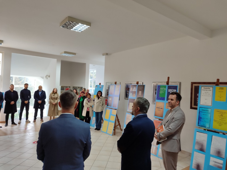 Mostar: Otvorena izložba “Bosanski jezik i školstvo” autora dr. Jasmina Hodžića