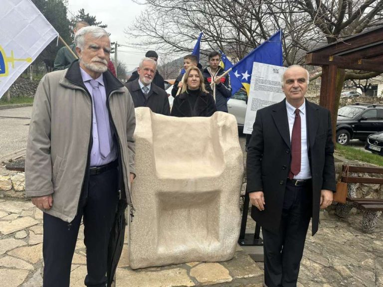 Nije lako bez fotelje: Blagaj dobio repliku Kamene sudačke stolice