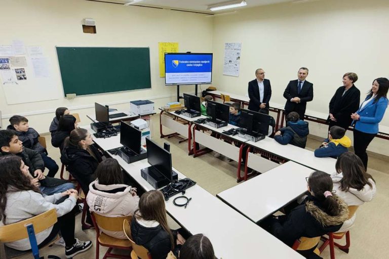 Pametne učionice za budućnost – Opremljeno 10 kabineta informatike u povratničkim školama