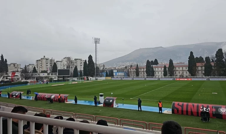 Moguće da mostarski derbi kasni: Dio navijača ušao na stadion prije pretresa!