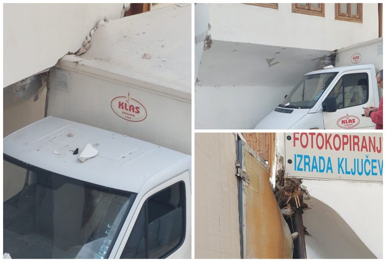 Nezgoda u Fejićevoj: Dostavno vozilo udarilo u doksat kuće