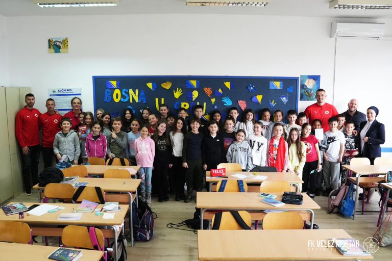 Igrači Veleža posjetili VI OŠ: Počeo projekat “Rođeni među osnovcima”