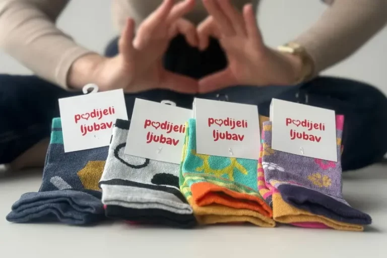 Kupovinom rasparenih čarapa u Amko marketima podrži osobe s Down sindromom