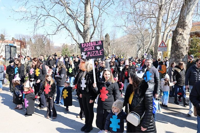 Karneval u Mostaru: Vesela povorka okupila stotine učesnika