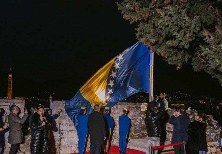 Mostar: Podizanjem zastave i vatrometom počela manifestacija “Ramazan u Mostaru”