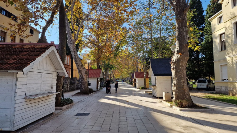 I poslije Adventa – Advent: Grad Mostar daje u zakup kućice na šetnici