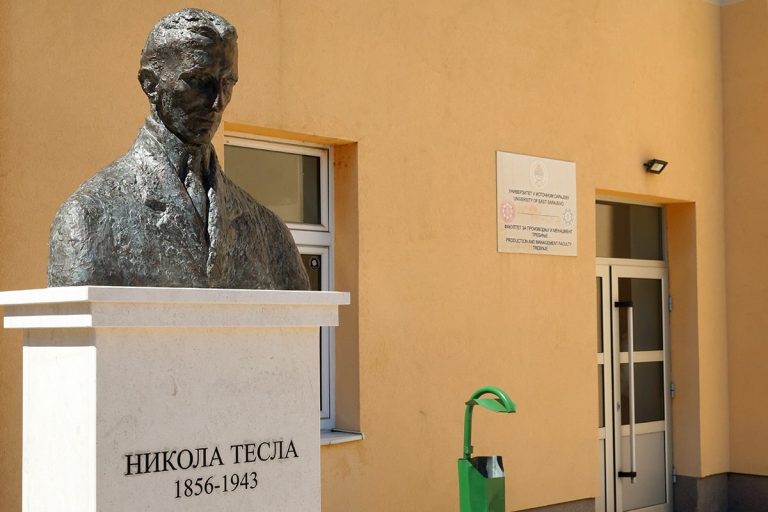 Trebinje: Bista Nikole Tesle, poklon Trebinjaca iz Amerike, konačno postavljena
