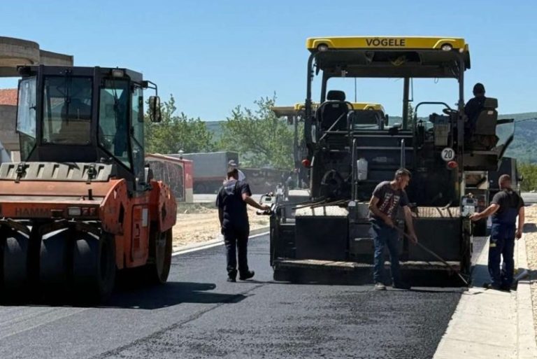 Završeni radovi na postavljanju završnog sloja asfalta na saobraćajnici Varda – Rodoč