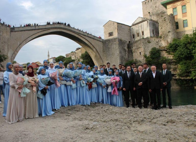 Mostar: Tradicionalni svečani defile maturanata i maturantica Karađoz-begove medrese
