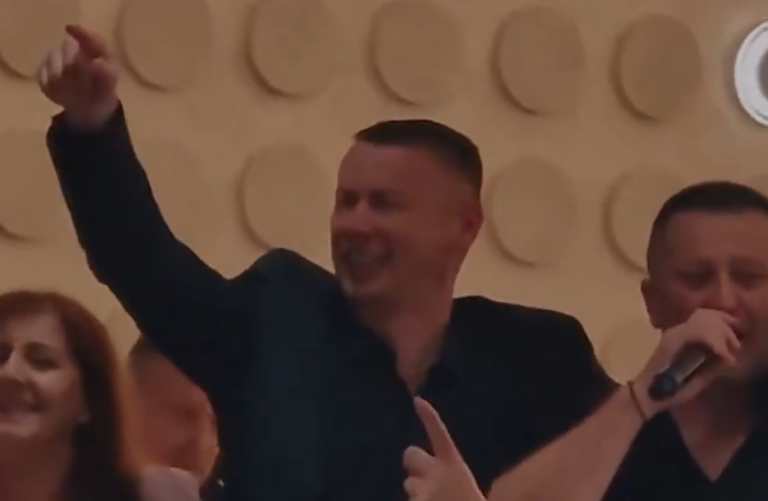 Pred sudijom plače, u birtiji pjeva: Nešić proslavio izlazak iz zatvora