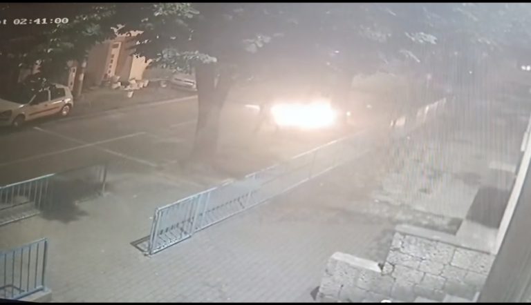 Donja Mahala: Zapaljen automobil ispred Osnovne škole (video)