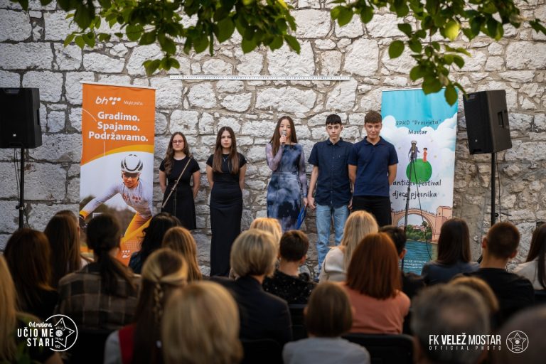 Mali pjesnici, velika emocija: Djeca o Veležu govorila u stihovima na Šantićevom festivalu