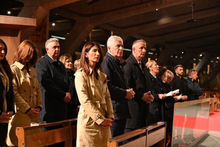 Čović u odabranom društvu na vojno-policijskom hodočašću u Francuskoj