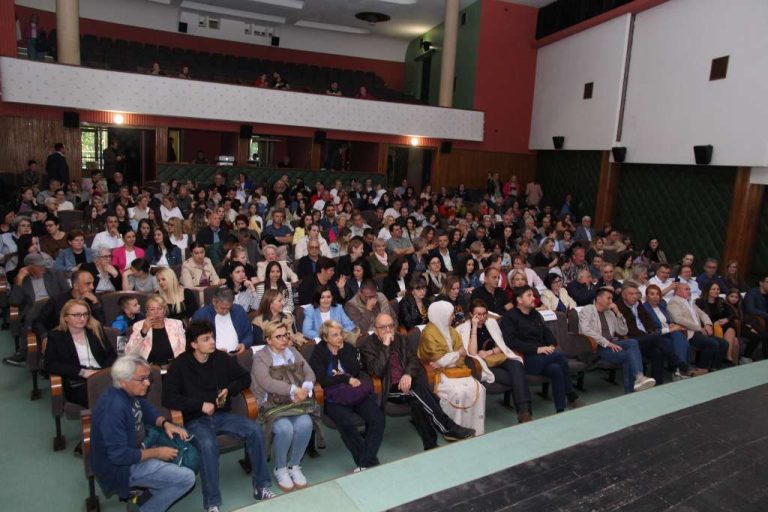 Festival glumca BiH: Predstava “Ćelava pjevačica” oduševila Konjičane