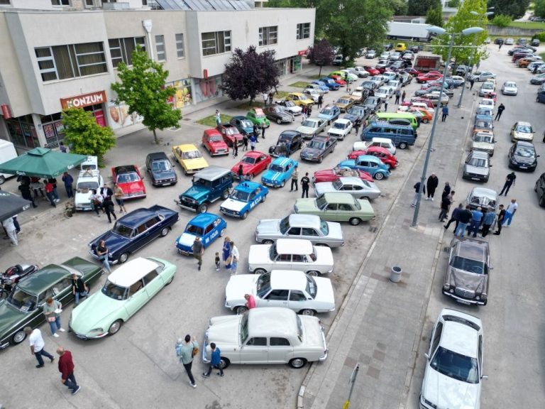 Oldtimer skup u Čitluku: Ljubitelji starih vozila uživali na Broćanskom trgu