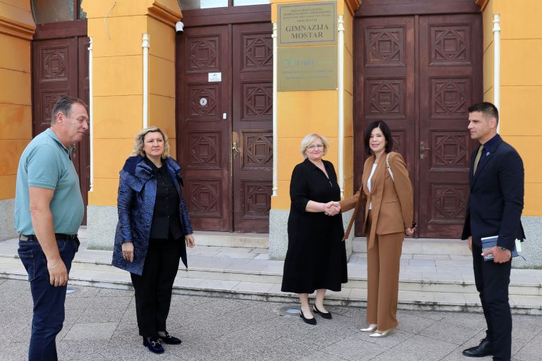 Mostar: Premijerka Buhač, ministar Marić i komesar Perić posjetili Gimnaziju i obećali zaštitu učenika