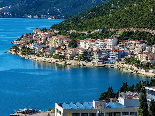 Neum: Pronađena droga i oružje, uhapšene četiri osobe