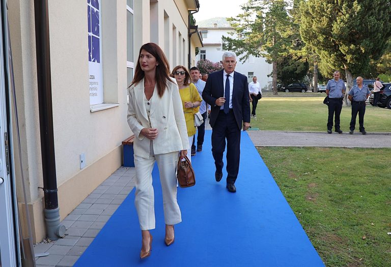 Čović predstavio svoje troknjižje u Mostaru, padale pohvale: “Pa ovo da je napisano na engleskom – to bi bio bestseler”