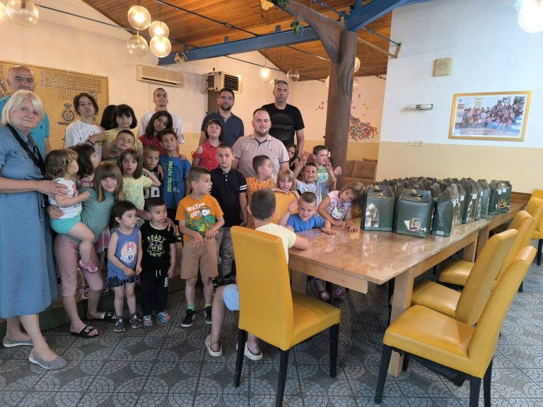 Dječiji dom Mostar: Predstavnici Merhameta djeci uručili bajramske paketiće