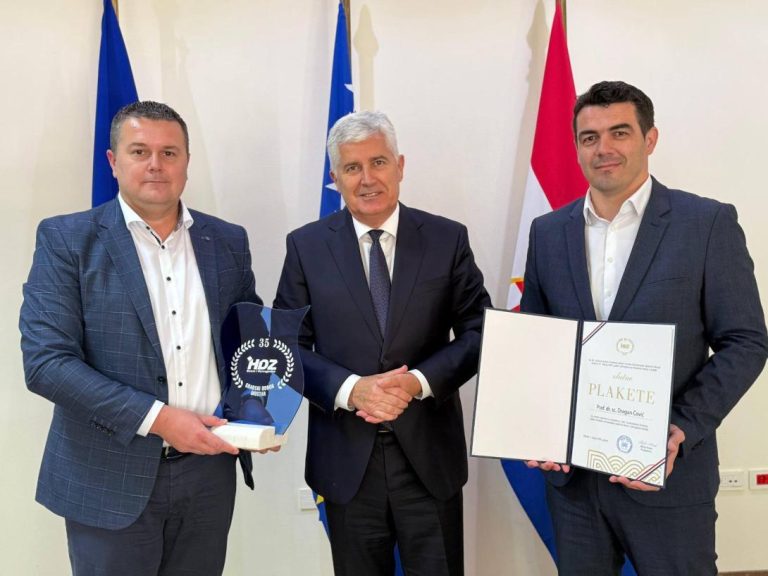 Pripazili šefa: Novak i Pušić uručili plaketu Draganu Čoviću