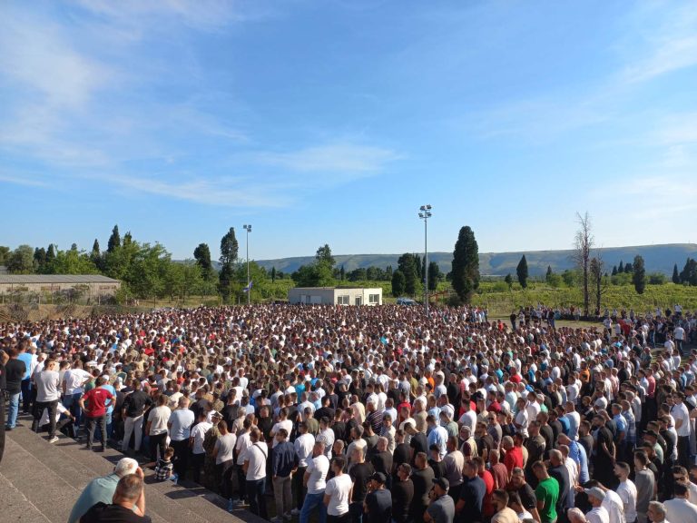 Ogroman broj ljudi na dženazi za tri mlade osobe u Mostaru