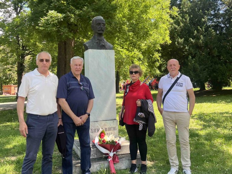 Kalemegdan: Članovi Udruženja Mostaraca u Beogradu položili cvijeće na Šantićev spomenik