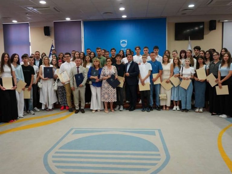 Mostar: Gradonačelnik Kordić uručio nagrade učenicima generacije osnovnih i srednjih škola