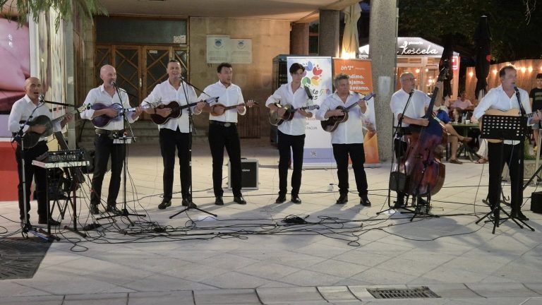 Mostarsko ljeto 2025: Prekrasna noć uz koncert Mostarskih tamburaša Fejićevoj