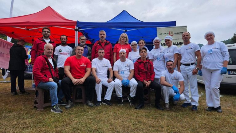 KAMP MRAVINJCI: MERHAMET  PODIJELIO VEČERU ZA 1.100 UČESNIKA MARŠA MIRA