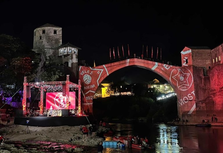 Crvena noć pod Starim: Kad ljubav prema Veležu spoji Rođene širom svijeta