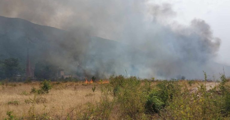 Mostar: Požar u krugu deponije Uborak, vatrogasci na terenu